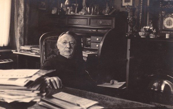 Theodorus Asselbergs (1871-1947), de oudste broer van Van Duinkerkens vader, was ‘wereldheer’ en zodoende als priester niet verbonden aan een orde. Zowel als seminarie-docent als rector van het St. Laurentius-gesticht te Ginneken bij Breda genoot hij van deze zelfstandige functies (foto: coll. Gijs Asselbergs, Bergen op Zoom)